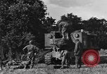 Standbild United States Army Field Artillery waffenmannschaft Afrikanisch Mantes de Gassicourt Frankreich, 1944, aus Sekunde 16 historischem Filmmaterial Videoclip 65675042597
