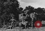 Standbild United States Army Field Artillery waffenmannschaft Afrikanisch Mantes de Gassicourt Frankreich, 1944, aus Sekunde 17 historischem Filmmaterial Videoclip 65675042597