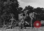 Standbild United States Army Field Artillery waffenmannschaft Afrikanisch Mantes de Gassicourt Frankreich, 1944, aus Sekunde 18 historischem Filmmaterial Videoclip 65675042597