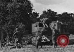 Standbild United States Army Field Artillery waffenmannschaft Afrikanisch Mantes de Gassicourt Frankreich, 1944, aus Sekunde 19 historischem Filmmaterial Videoclip 65675042597
