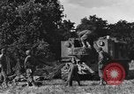 Standbild United States Army Field Artillery waffenmannschaft Afrikanisch Mantes de Gassicourt Frankreich, 1944, aus Sekunde 20 historischem Filmmaterial Videoclip 65675042597