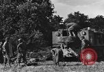 Standbild United States Army Field Artillery waffenmannschaft Afrikanisch Mantes de Gassicourt Frankreich, 1944, aus Sekunde 21 historischem Filmmaterial Videoclip 65675042597