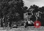 Standbild United States Army Field Artillery waffenmannschaft Afrikanisch Mantes de Gassicourt Frankreich, 1944, aus Sekunde 22 historischem Filmmaterial Videoclip 65675042597