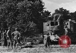 Standbild United States Army Field Artillery waffenmannschaft Afrikanisch Mantes de Gassicourt Frankreich, 1944, aus Sekunde 23 historischem Filmmaterial Videoclip 65675042597