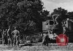 Standbild United States Army Field Artillery waffenmannschaft Afrikanisch Mantes de Gassicourt Frankreich, 1944, aus Sekunde 24 historischem Filmmaterial Videoclip 65675042597