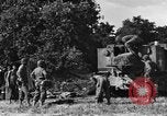 Standbild United States Army Field Artillery waffenmannschaft Afrikanisch Mantes de Gassicourt Frankreich, 1944, aus Sekunde 25 historischem Filmmaterial Videoclip 65675042597