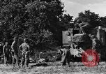 Standbild United States Army Field Artillery waffenmannschaft Afrikanisch Mantes de Gassicourt Frankreich, 1944, aus Sekunde 26 historischem Filmmaterial Videoclip 65675042597