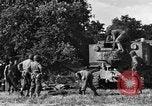 Standbild United States Army Field Artillery waffenmannschaft Afrikanisch Mantes de Gassicourt Frankreich, 1944, aus Sekunde 29 historischem Filmmaterial Videoclip 65675042597