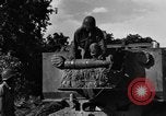 Standbild United States Army Field Artillery waffenmannschaft Afrikanisch Mantes de Gassicourt Frankreich, 1944, aus Sekunde 30 historischem Filmmaterial Videoclip 65675042597