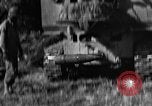 Standbild United States Army Field Artillery waffenmannschaft Afrikanisch Mantes de Gassicourt Frankreich, 1944, aus Sekunde 31 historischem Filmmaterial Videoclip 65675042597