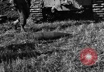 Standbild United States Army Field Artillery waffenmannschaft Afrikanisch Mantes de Gassicourt Frankreich, 1944, aus Sekunde 32 historischem Filmmaterial Videoclip 65675042597