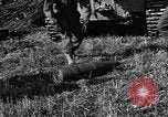 Standbild United States Army Field Artillery waffenmannschaft Afrikanisch Mantes de Gassicourt Frankreich, 1944, aus Sekunde 33 historischem Filmmaterial Videoclip 65675042597