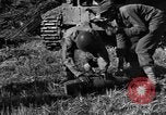 Standbild United States Army Field Artillery waffenmannschaft Afrikanisch Mantes de Gassicourt Frankreich, 1944, aus Sekunde 34 historischem Filmmaterial Videoclip 65675042597
