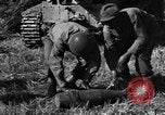 Standbild United States Army Field Artillery waffenmannschaft Afrikanisch Mantes de Gassicourt Frankreich, 1944, aus Sekunde 35 historischem Filmmaterial Videoclip 65675042597
