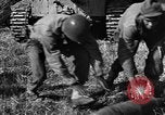 Standbild United States Army Field Artillery waffenmannschaft Afrikanisch Mantes de Gassicourt Frankreich, 1944, aus Sekunde 36 historischem Filmmaterial Videoclip 65675042597