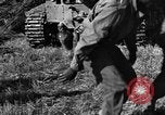 Standbild United States Army Field Artillery waffenmannschaft Afrikanisch Mantes de Gassicourt Frankreich, 1944, aus Sekunde 37 historischem Filmmaterial Videoclip 65675042597