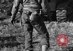 Standbild United States Army Field Artillery waffenmannschaft Afrikanisch Mantes de Gassicourt Frankreich, 1944, aus Sekunde 38 historischem Filmmaterial Videoclip 65675042597