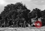 Standbild United States Army Field Artillery waffenmannschaft Afrikanisch Mantes de Gassicourt Frankreich, 1944, aus Sekunde 39 historischem Filmmaterial Videoclip 65675042597