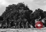 Standbild United States Army Field Artillery waffenmannschaft Afrikanisch Mantes de Gassicourt Frankreich, 1944, aus Sekunde 40 historischem Filmmaterial Videoclip 65675042597