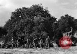 Standbild United States Army Field Artillery waffenmannschaft Afrikanisch Mantes de Gassicourt Frankreich, 1944, aus Sekunde 41 historischem Filmmaterial Videoclip 65675042597