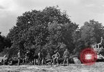 Standbild United States Army Field Artillery waffenmannschaft Afrikanisch Mantes de Gassicourt Frankreich, 1944, aus Sekunde 42 historischem Filmmaterial Videoclip 65675042597