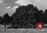 Standbild United States Army Field Artillery waffenmannschaft Afrikanisch Mantes de Gassicourt Frankreich, 1944, aus Sekunde 49 historischem Filmmaterial Videoclip 65675042597