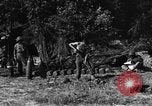 Standbild United States Army Field Artillery waffenmannschaft Afrikanisch Mantes de Gassicourt Frankreich, 1944, aus Sekunde 50 historischem Filmmaterial Videoclip 65675042597