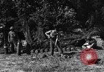 Standbild United States Army Field Artillery waffenmannschaft Afrikanisch Mantes de Gassicourt Frankreich, 1944, aus Sekunde 52 historischem Filmmaterial Videoclip 65675042597