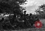 Image United States Army Field Artillery bataillon de la 92e Division d'infanterie (en couleur) Mantes de Gassicourt France, 1944, de la seconde 10 séquences d'archives historiques vidéo 65675042598
