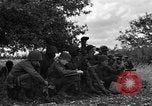 Image United States Army Field Artillery bataillon de la 92e Division d'infanterie (en couleur) Mantes de Gassicourt France, 1944, de la seconde 13 séquences d'archives historiques vidéo 65675042598