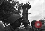 Image United States Army Field Artillery bataillon de la 92e Division d'infanterie (en couleur) Mantes de Gassicourt France, 1944, de la seconde 15 séquences d'archives historiques vidéo 65675042598