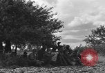 Image United States Army Field Artillery bataillon de la 92e Division d'infanterie (en couleur) Mantes de Gassicourt France, 1944, de la seconde 24 séquences d'archives historiques vidéo 65675042598