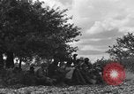Image United States Army Field Artillery bataillon de la 92e Division d'infanterie (en couleur) Mantes de Gassicourt France, 1944, de la seconde 25 séquences d'archives historiques vidéo 65675042598