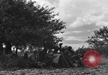 Image United States Army Field Artillery bataillon de la 92e Division d'infanterie (en couleur) Mantes de Gassicourt France, 1944, de la seconde 26 séquences d'archives historiques vidéo 65675042598