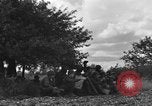 Image United States Army Field Artillery bataillon de la 92e Division d'infanterie (en couleur) Mantes de Gassicourt France, 1944, de la seconde 27 séquences d'archives historiques vidéo 65675042598