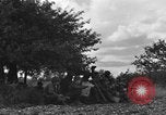 Image United States Army Field Artillery bataillon de la 92e Division d'infanterie (en couleur) Mantes de Gassicourt France, 1944, de la seconde 28 séquences d'archives historiques vidéo 65675042598