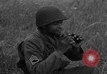 Image United States Army Field Artillery bataillon de la 92e Division d'infanterie (en couleur) Mantes de Gassicourt France, 1944, de la seconde 30 séquences d'archives historiques vidéo 65675042598