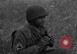 Image United States Army Field Artillery bataillon de la 92e Division d'infanterie (en couleur) Mantes de Gassicourt France, 1944, de la seconde 31 séquences d'archives historiques vidéo 65675042598