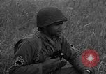 Image United States Army Field Artillery bataillon de la 92e Division d'infanterie (en couleur) Mantes de Gassicourt France, 1944, de la seconde 35 séquences d'archives historiques vidéo 65675042598