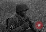 Image United States Army Field Artillery bataillon de la 92e Division d'infanterie (en couleur) Mantes de Gassicourt France, 1944, de la seconde 36 séquences d'archives historiques vidéo 65675042598