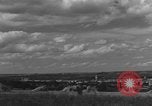 Image United States Army Field Artillery bataillon de la 92e Division d'infanterie (en couleur) Mantes de Gassicourt France, 1944, de la seconde 47 séquences d'archives historiques vidéo 65675042598