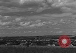Image United States Army Field Artillery bataillon de la 92e Division d'infanterie (en couleur) Mantes de Gassicourt France, 1944, de la seconde 48 séquences d'archives historiques vidéo 65675042598