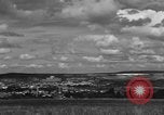 Image United States Army Field Artillery bataillon de la 92e Division d'infanterie (en couleur) Mantes de Gassicourt France, 1944, de la seconde 57 séquences d'archives historiques vidéo 65675042598