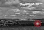 Image United States Army Field Artillery bataillon de la 92e Division d'infanterie (en couleur) Mantes de Gassicourt France, 1944, de la seconde 58 séquences d'archives historiques vidéo 65675042598