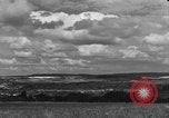 Image United States Army Field Artillery bataillon de la 92e Division d'infanterie (en couleur) Mantes de Gassicourt France, 1944, de la seconde 59 séquences d'archives historiques vidéo 65675042598