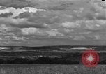 Image United States Army Field Artillery bataillon de la 92e Division d'infanterie (en couleur) Mantes de Gassicourt France, 1944, de la seconde 60 séquences d'archives historiques vidéo 65675042598