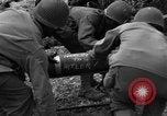 Image Bataillon d'artillerie de la 92e Division d'infanterie (en couleur) Mantes de Gassicourt France, 1944, de la seconde 13 séquences d'archives historiques vidéo 65675042599