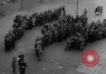 Image des civils allemands Aix-la-Chapelle en Allemagne, 1945, de la seconde 4 séquences d'archives historiques vidéo 65675042615
