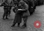 Image des civils allemands Aix-la-Chapelle en Allemagne, 1945, de la seconde 10 séquences d'archives historiques vidéo 65675042615