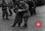 Image des civils allemands Aix-la-Chapelle en Allemagne, 1945, de la seconde 12 séquences d'archives historiques vidéo 65675042615